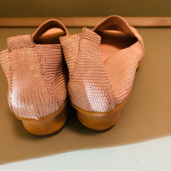 THE FLEXX Tan Croc Pattern Slip On Peep Toe Wedges - Picture 4 of 9